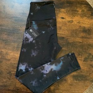 NWT ONZIE night swim leggings Sz M/L 25” inseam